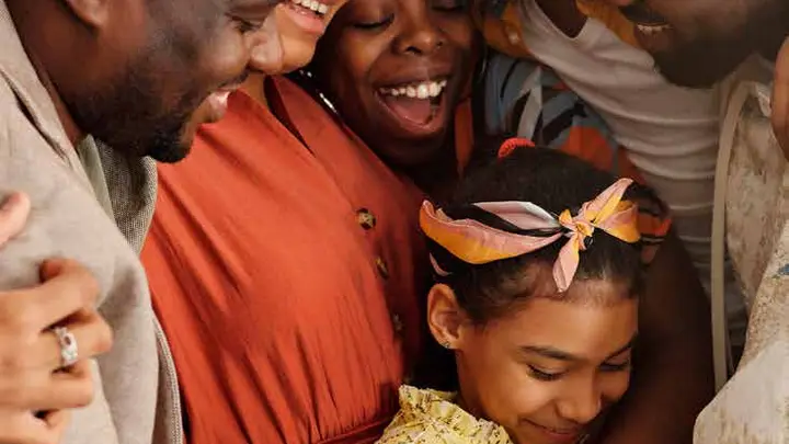 Família reunida num abraço