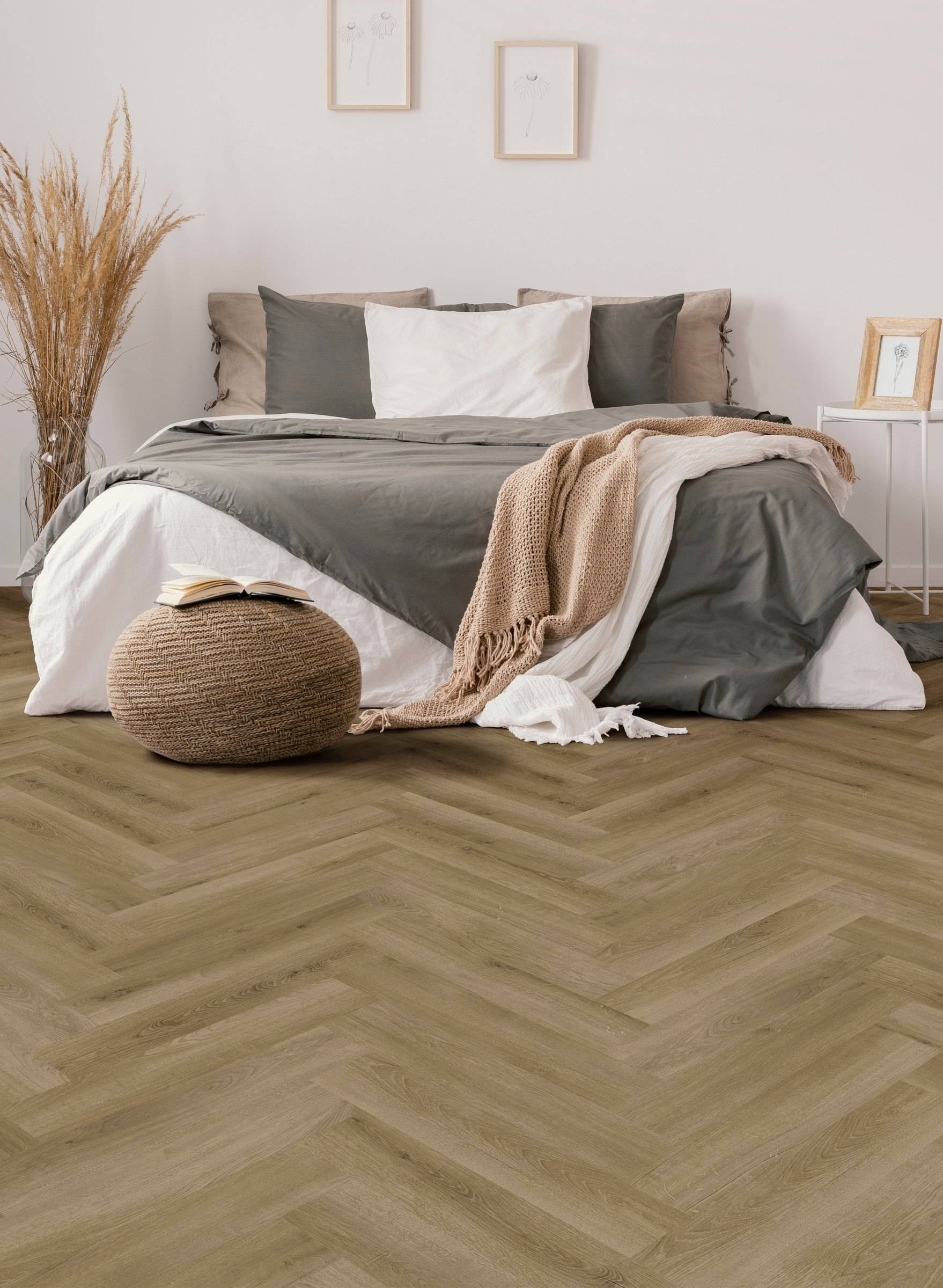 Quarto com cama de linho cinza sobre piso em espinha de peixe