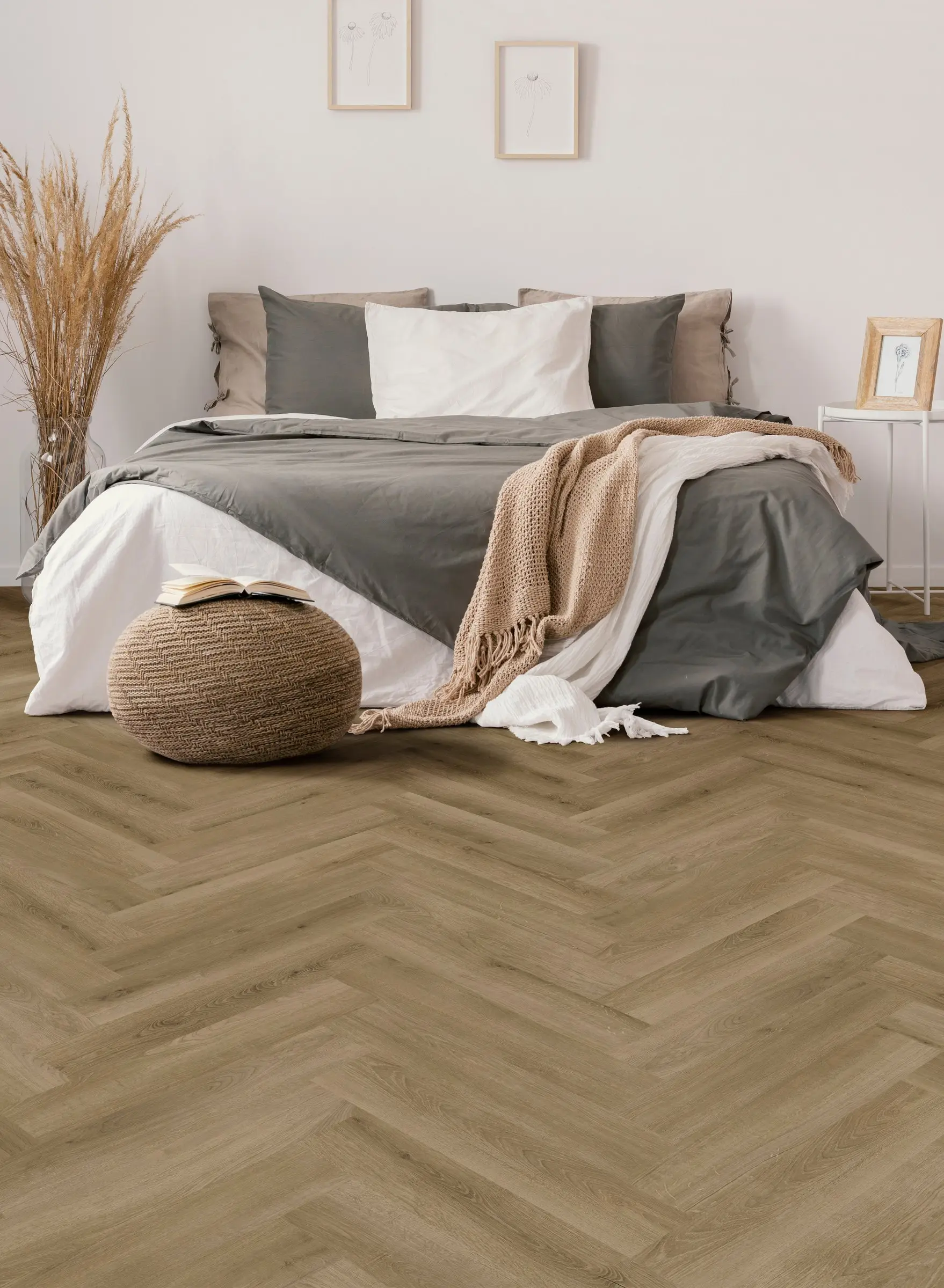 Quarto com cama de linho cinza sobre piso em espinha de peixe