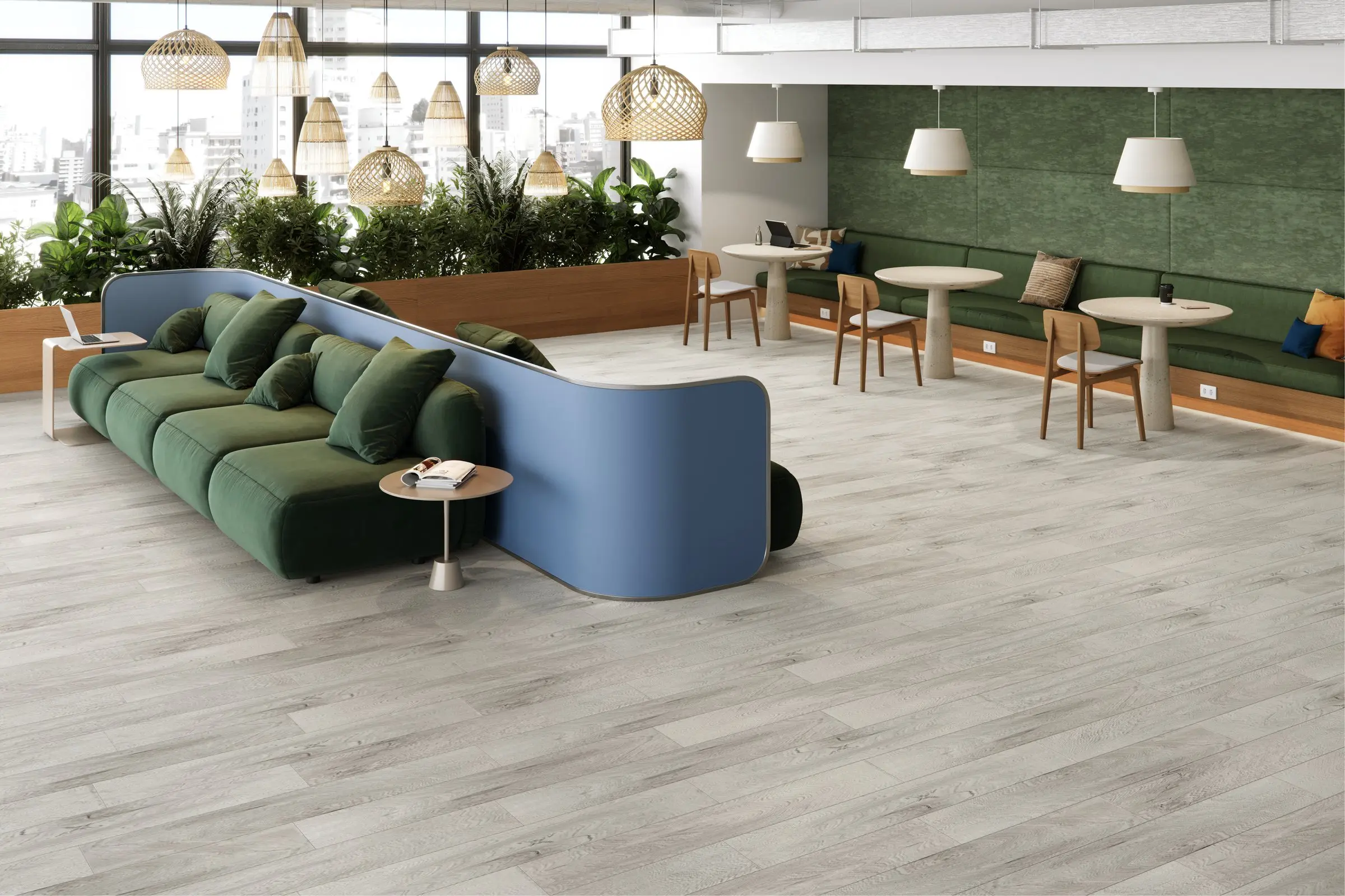 Área de convivência com sofás verde e azul sobre piso de carvalho acinzentado