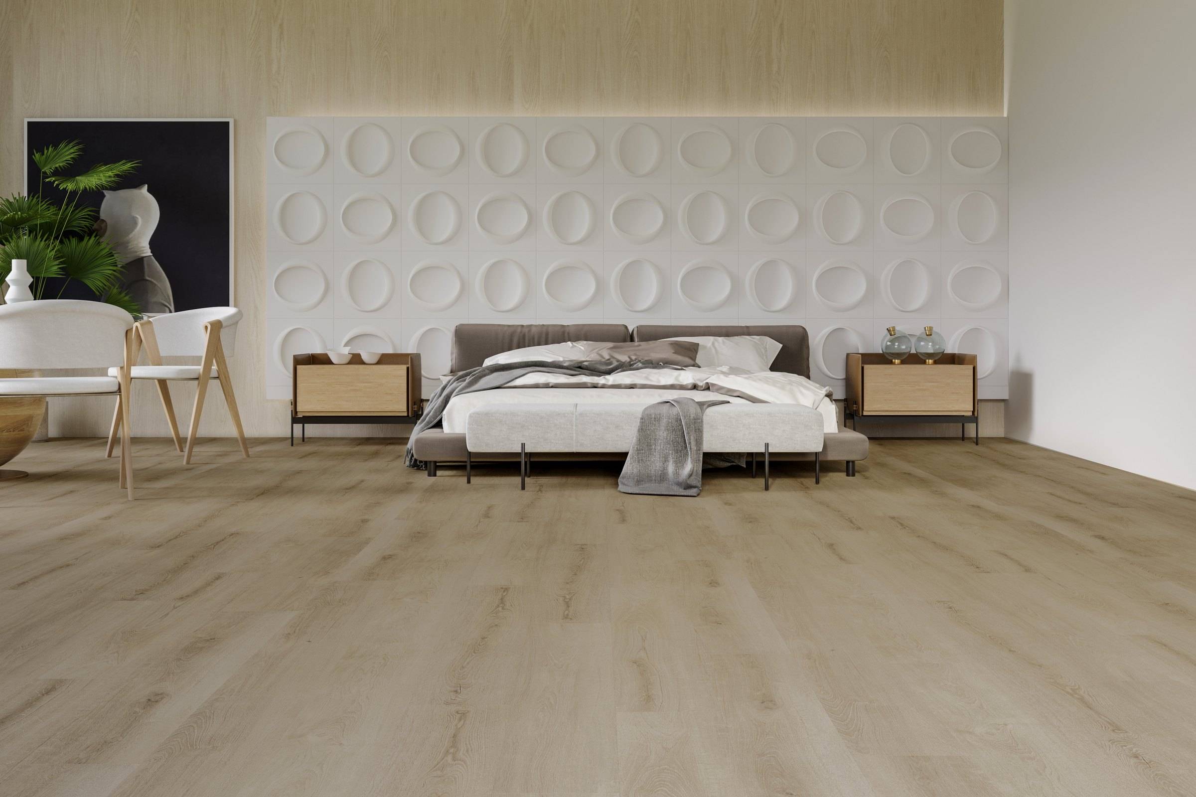 Quarto com cabeceira de painel branco e piso de carvalho natural